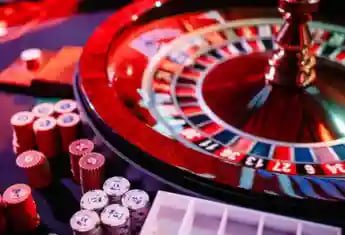 Live casino table games streamed in real time on Amber Game platform
